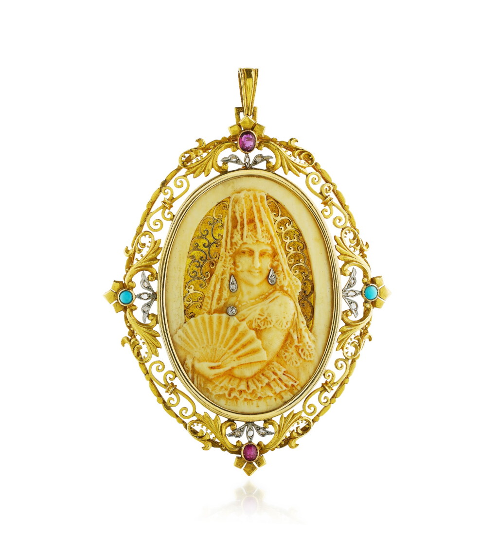 View full screen - View 1 of Lot 22. Pendentif ivoire, corne, pierres de couleur et diamants | Ivory, horn, gem set and diamond pendant.