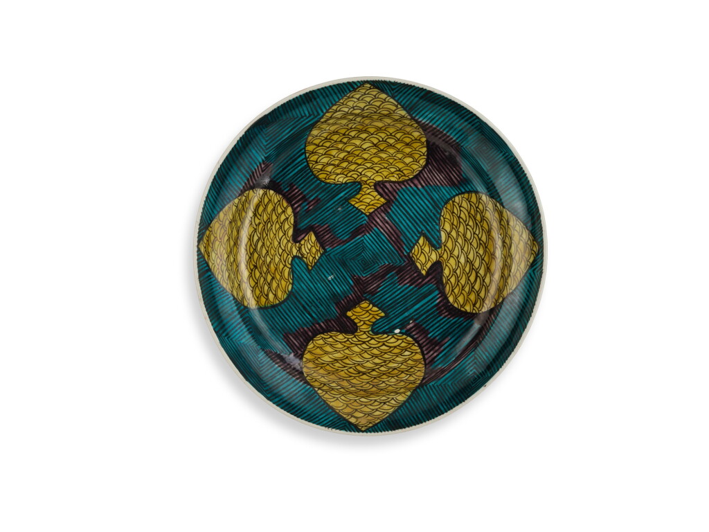 View full screen - View 1 of Lot 2014. A porcelain dish, Fuku mark, Ko-Kutani ware, Hizen, Edo period, circa 1640-50 | 色絵スペード 文大皿 肥前 古九谷様式 江戸時代前期 1640~50年代.