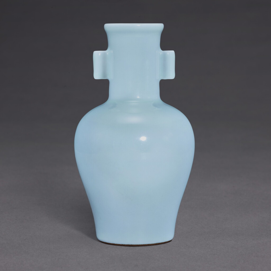 View full screen - View 1 of Lot 3512. An extremely fine and rare Ru-type handled vase, Seal mark and period of Qianlong | 清乾隆 仿汝釉貫耳瓶 《大清乾隆年製》款.