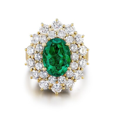 View full screen - View 1 of Lot 654. Emerald and Diamond Ring | 「哥倫比亞」祖母綠 配 鑽石 戒指 (祖母綠重約2.64克拉).