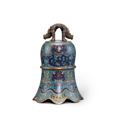 View full screen - View 1 of Lot 956. A cloisonné enamel 'kuilong and taotie mask' bell, Qing dynsaty, Qianlong period | 清乾隆 銅胎掐絲琺瑯夔龍饕餮紋雙龍鈕鐘 《景泰年製》仿款.