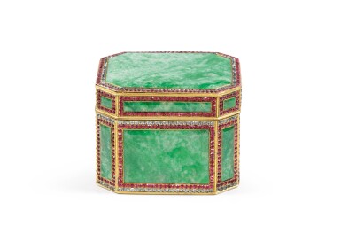View full screen - View 1 of Lot 179. Rare et élégante boîte en bronze doré et plaques de jadéite Dynastie Qing, XVIIIE-XIXE siècle | 清十八至十九世紀 鎏金銅嵌翠玉料石四方倭角蓋盒 | A paste embellished gilt-bronze and jadeite box, Qing Dynasty, 18th-19th century.