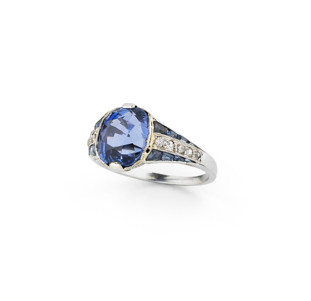View full screen - View 1 of Lot 27. Bague saphirs et diamants | Sapphire and diamond ring.