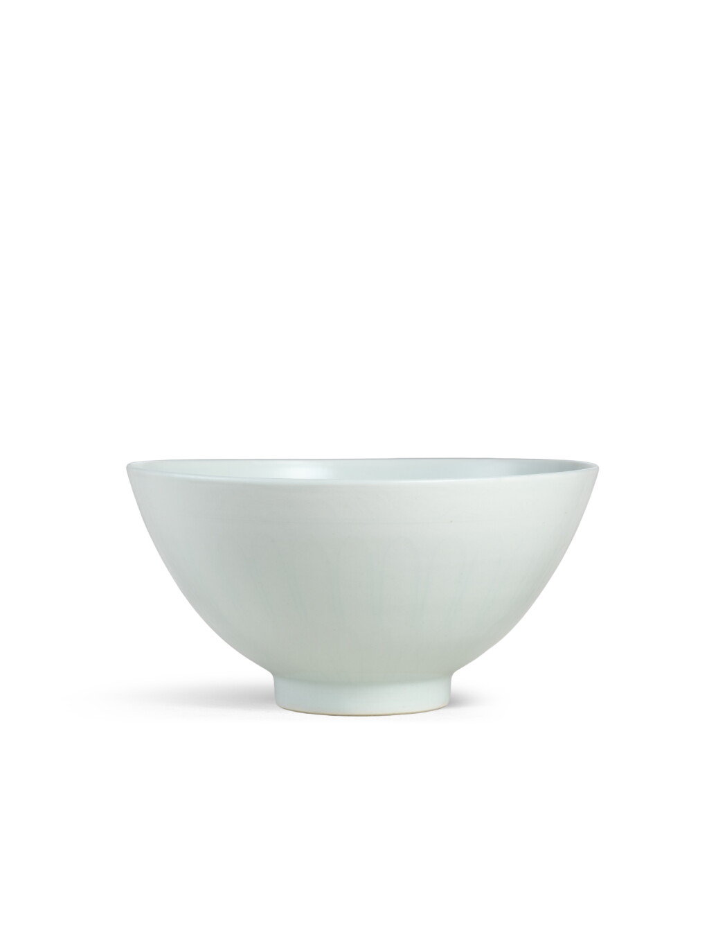 View full screen - View 1 of Lot 1069. A fine and rare tianbai-glazed incised 'lianzi' bowl, Mark and period of Xuande | 明宣德 甜白釉劃蓮瓣紋蓮子盌 《大明宣德年製》款.