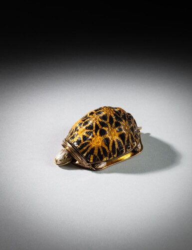 View full screen - View 1 of Lot 644. Tabatière en carapace de tortue, or et email, début du XVIIIe siècle, les montures début XIXe siècle.