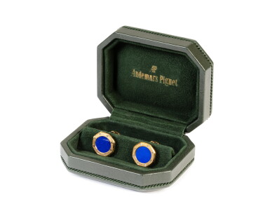 View full screen - View 1 of Lot 4. Royal Oak Paire de boutons de manchette en or jaune avec boîte d'origine | Pair of yellow gold cufflinks with matching presentation case Vers 1995 | Circa 1995.