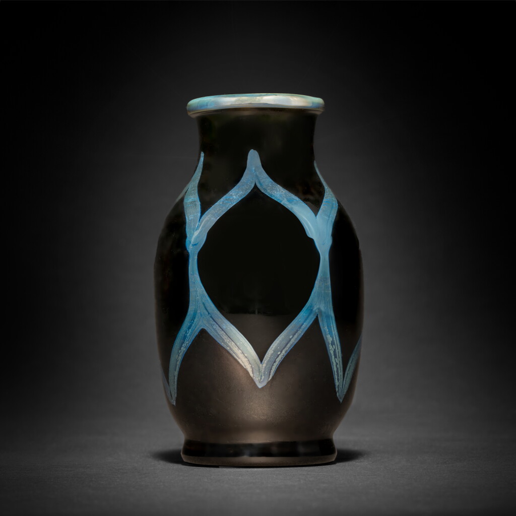 View full screen - View 1 of Lot 16. Vase.