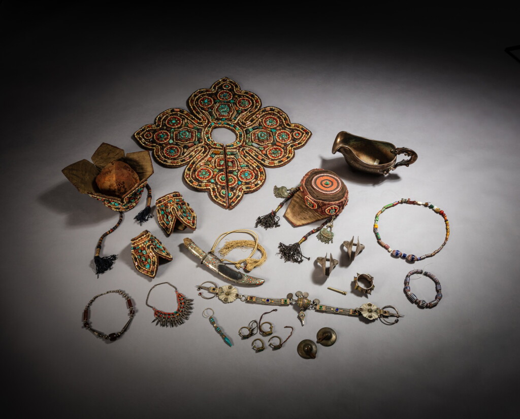 View full screen - View 1 of Lot 20. A group of ritual ethnical accessories and jewellery, Himalayan regions, 19th / 20th century | 喜馬拉雅地區 十九 / 二十世紀 各式民俗儀式配飾及珠寶一組.