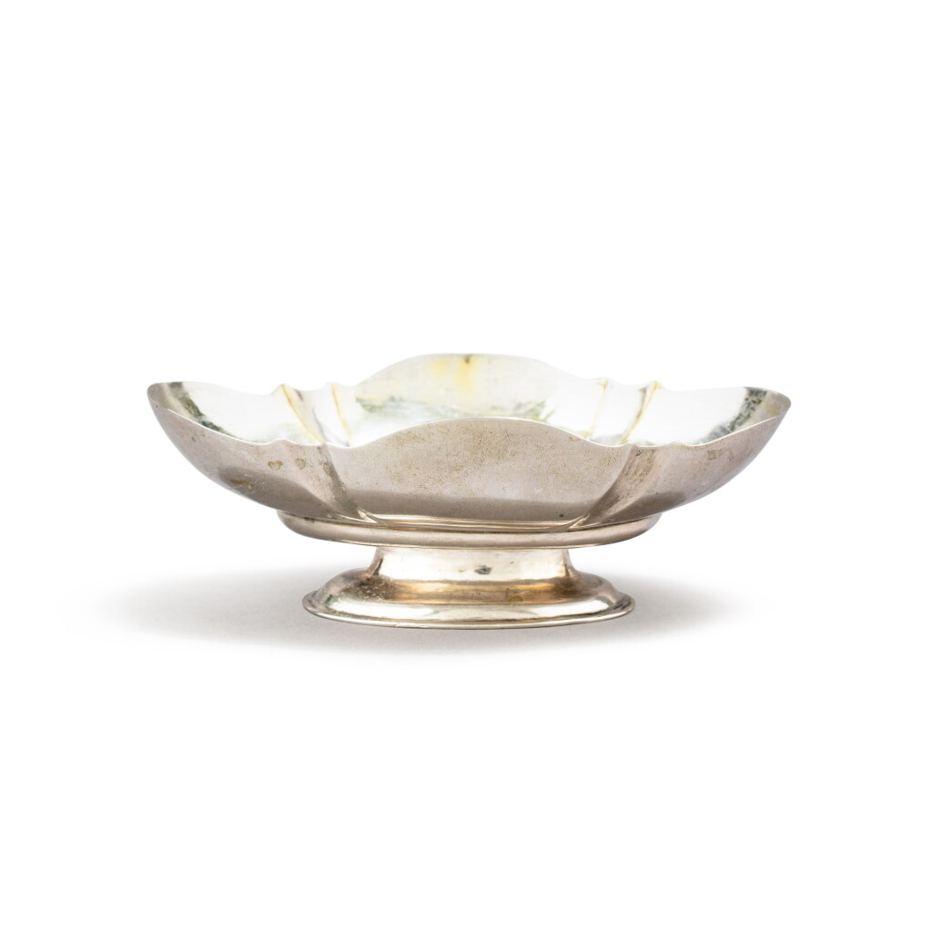 View full screen - View 1 of Lot 827. A German silver oval small bowl, Johann Georg Quirl, Osnabrück, circa 1750.
