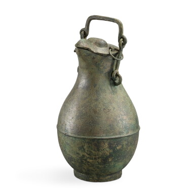 View full screen - View 1 of Lot 836. A rare archaic bronze bird-headed ritual wine vessel, hu Eastern Zhou dynasty | 東周 青銅鴞首提鏈壺.