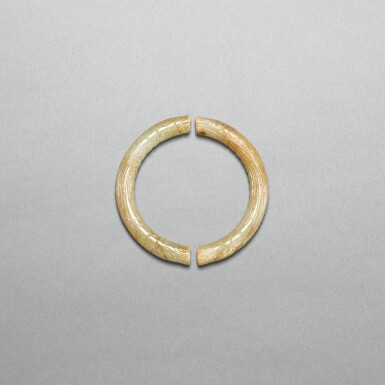 View full screen - View 1 of Lot 731. A pair of white jade 'dragon' pendants, huang, Late Western Zhou dynasty | 西周晚期 白玉龍紋雙聯璜.