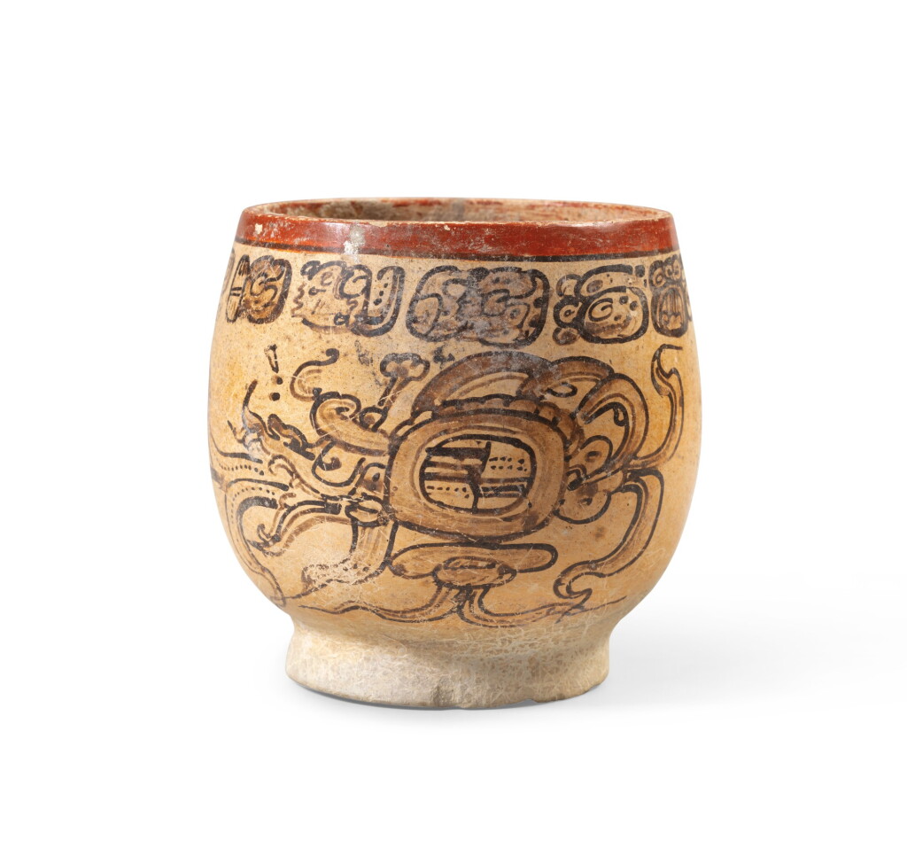 View full screen - View 1 of Lot 12. Vase Codex sur piedouche, Culture Maya, Mexique, Classique récent, 550-950 AP. J.-C. | Maya footed bowl in codex style, Mexico, Late Classic, AD 550-950 .