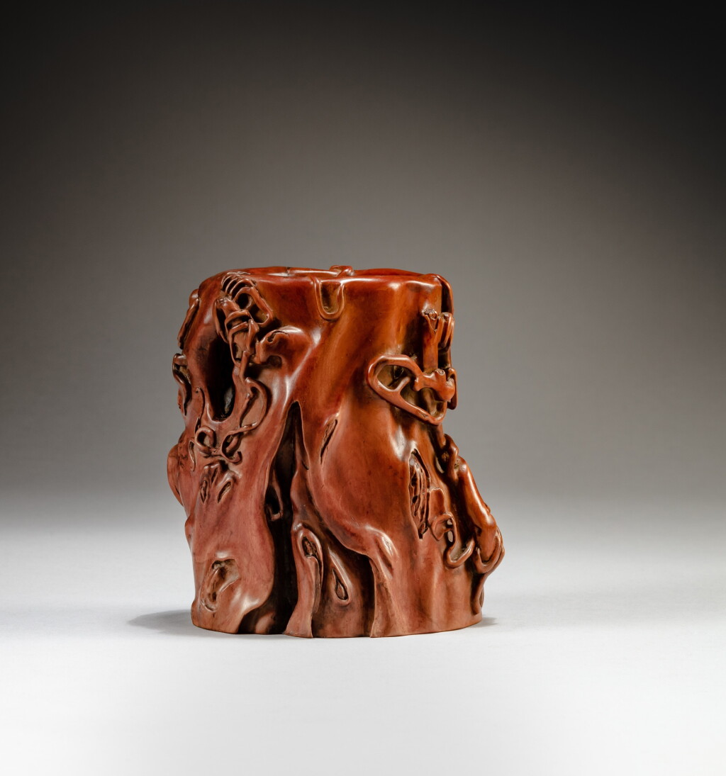 Voir en plein écran - Voir 1 du lot 186. A boxwood 'tree trunk' brushpot, Qing dynasty, 17th - 19th century | 清十七至十九世紀 黃楊木樹樁式筆筒.