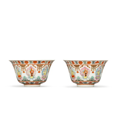 View full screen - View 1 of Lot 517. A PAIR OF FAMILLE-ROSE 'BARAGON TUMED' BOWLS QING DYNASTY, JIAQING - DAOGUANG PERIOD | 清嘉慶至道光 粉彩七政寶盌一對 礬紅蒙文款.