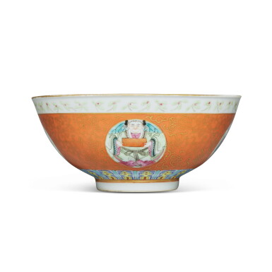 View full screen - View 1 of Lot 33. A coral-ground famille-rose 'medallion' bowl, Late 19th / early 20th century | 十九世紀末 / 二十世紀初 珊瑚紅地描金開光粉彩祥瑞圖盌.