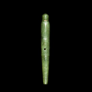 View full screen - View 1 of Lot 3706. A rare celadon jade bird-form hair ornament, Neolithic period, Shijiahe culture | 新時期時代 石家河文化 青玉鷹鳥紋笄.