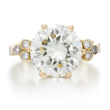 View full screen - View 1 of Lot 59. Diamond ring.