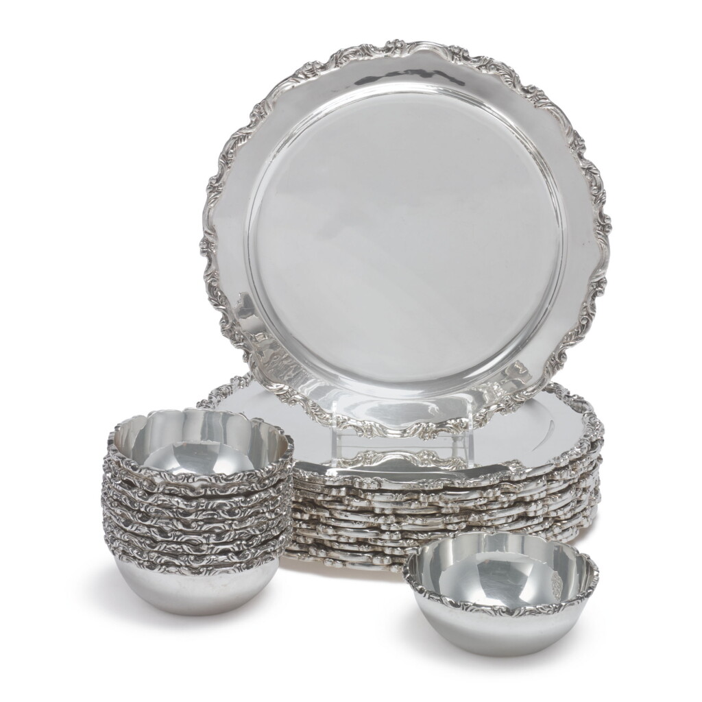 View full screen - View 1 of Lot 939. A SET OF TWELVE MEXICAN SILVER DINNER PLATES AND TEN MATCHING BOWLS, JUVENTINO LOPEZ REYERS, MEXICO CITY, 20TH CENTURY.