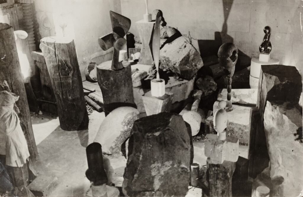 View full screen - View 1 of Lot 210. Vue de l’atelier, vers 1923 : La Sorcière (1916-1924), L'Oiseau dans l'espace, plâtre (1923-1924 ?), L'Oiseau dans l'espace, marbre jaune (1923-1924 ?), Socrate (1921-1922), Princesse X (1915-1916).