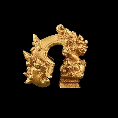 View full screen - View 1 of Lot 1042. A solid gold earring with seated Singa Java, Indonesia, 7th - 12th century | 印尼爪哇 七至十二世紀 「Singa」紋金耳飾.