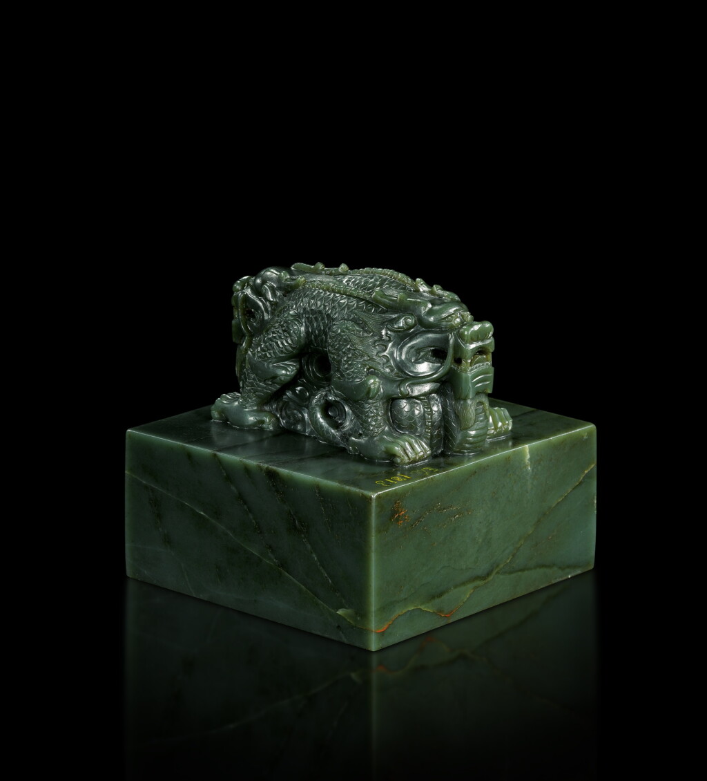 View full screen - View 1 of Lot 3644. An imperial Khotan-green jade 'tian'en baxun zhi bao' seal, Qing dynasty, Qianlong period | 清乾隆 乾隆帝御寶和闐青玉交龍鈕璽 印文:天恩八旬之寶.