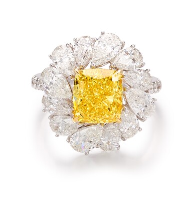 View full screen - View 1 of Lot 1271. FANCY VIVID YELLOW DIAMOND AND DIAMOND RING | 3.03卡拉 古墊形 艷彩黃色 VS1淨度 鑽石 配 鑽石 戒指.