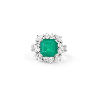 View full screen - View 1 of Lot 93. BAGUE ÉMERAUDE ET DIAMANTS | EMERALD AND DIAMOND RING.