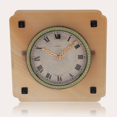 View full screen - View 1 of Lot 107. A fine gold, striated agate and enamel 8-day desk timepiece | Case No. 660, 772 | Movement No. 165'772 | Circa 1920.