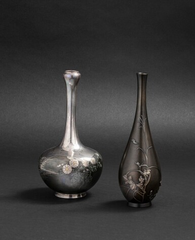 View full screen - View 1 of Lot 251. Vase Bouteille En Bronze Incrusté À Décor De Fleurs D'Hattori Tadasaburo Et Vase Bulbe En Argent Japon, Époque Meiji | 日本 明治時期 銅花瓶及銀花瓶一組兩件 | A bronze bottle vase by Hattori Tadasaburo and a silver vase, Japan, Meiji period.