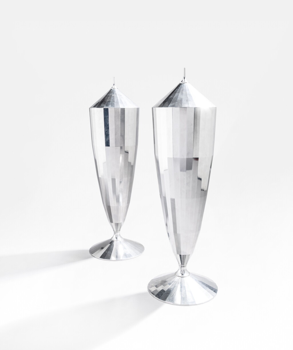 View full screen - View 1 of Lot 1022. Calla pair of urn | Paire d'urnes Calla.