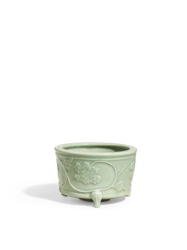 View full screen - View 1 of Lot 2157. An heirloom Longquan celadon 'peony' tripod incense burner, Southern Song – Yuan dynasty | 南宋至元 龍泉青釉貼纏枝牡丹紋奩式爐.