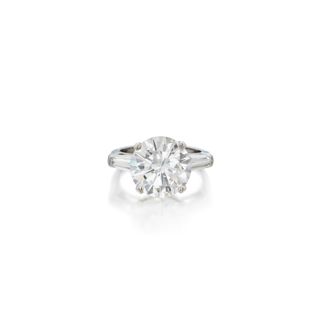 View full screen - View 1 of Lot 290. Diamond Ring.