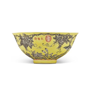 View full screen - View 1 of Lot 592. A yellow-ground grisaille-painted 'Dayazhai' 'wisteria' bowl, Qing dynasty, Guangxu period, circa 1876 | 清光緒 約1876年 黃地墨彩紫藤花鳥紋盌 《大雅齋》《天地一家春》《永慶長春》款.