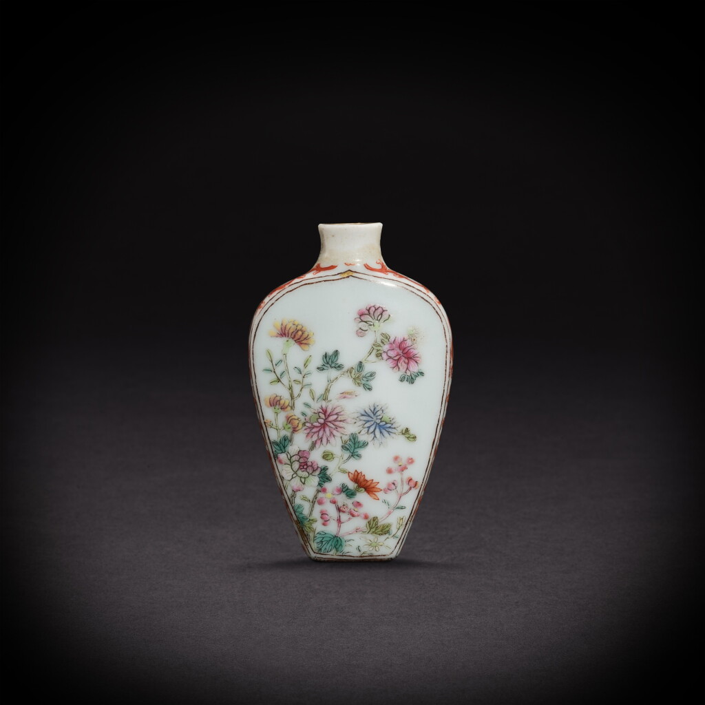 View full screen - View 1 of Lot 3415. A famille-rose 'flower' snuff bottle, Seal mark and period of Jiaqing | 清嘉慶 粉彩花卉紋鼻煙壺 《嘉慶年製》款.