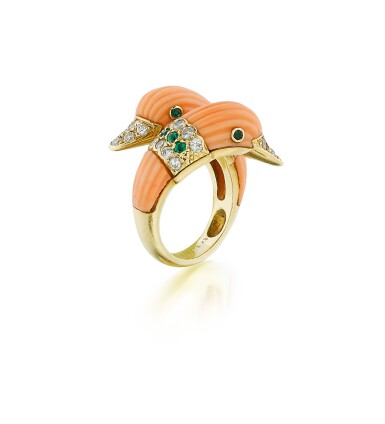 View full screen - View 1 of Lot 96. Van Cleef & Arpels | Bague corail, émeraudes et diamants | Coral, emerald and diamond ring.
