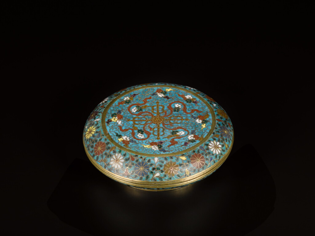 View full screen - View 1 of Lot 77. A cloisonné enamel 'double-vajra' box and cover, Ming dynasty, 16th century | 明十六世紀 掐絲琺瑯金剛杵紋蓋盒.
