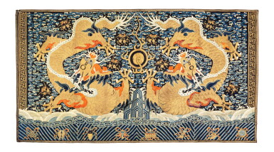 View full screen - View 1 of Lot 153. Grande tenture rectangulaire en soie brodée Dynastie Qing, XIXE siècle | 清十九世紀 藍緞繡雙龍趕珠紋掛幅 | A very large blue-ground gold-thread 'dragon' imperial wall hanging, Qing Dynasty, 19th century.