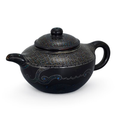 View full screen - View 1 of Lot 739. A VERY RARE YIXING LAC BURGAUTE TEAPOT AND COVER QING DYNASTY, 18TH - 19TH CENTURY | 清十八至十九世紀 紫砂胎黑漆嵌螺鈿茶壺.