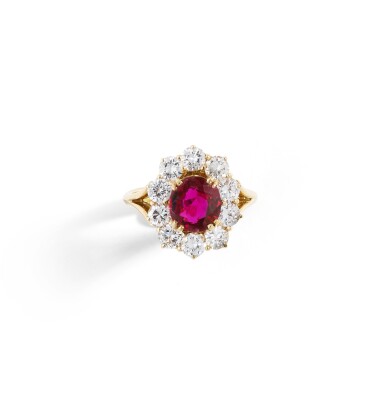 View full screen - View 1 of Lot 42. KREISS | BAGUE RUBIS ET DIAMANTS | RUBY AND DIAMOND RING.