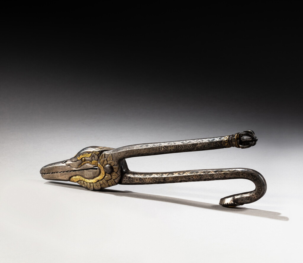 View full screen - View 1 of Lot 46. A rare pair of gilt-damascened iron ritual pincers, Tibet, circa 17th century | 約十七世紀 藏傳鐵鋄金鉗.