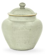 RARE GRANDE POTICHE COUVERTE 'AUX DRAGONS' EN PORCELAINE CÉLADON DYNASTIE QING, ÉPOQUE KANGXI | 清康熙 冬青釉刻暗刻海水龍紋蓋罐 | A rare large incised celadon 'dragon' jar and cover, Qing Dynasty, Kangxi period