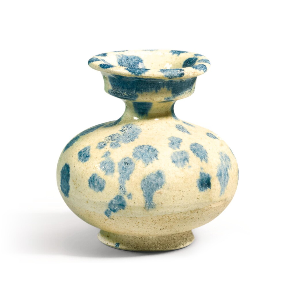 Voir en plein écran - Voir 1 du lot 238. A BLUE-SPLASHED VASE TANG DYNASTY | 唐 白釉藍彩唾壺.