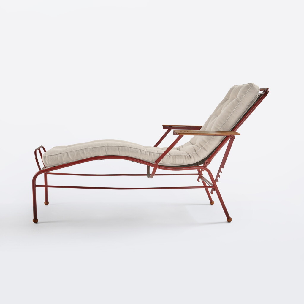 View full screen - View 1 of Lot 6. Chaise Longue.