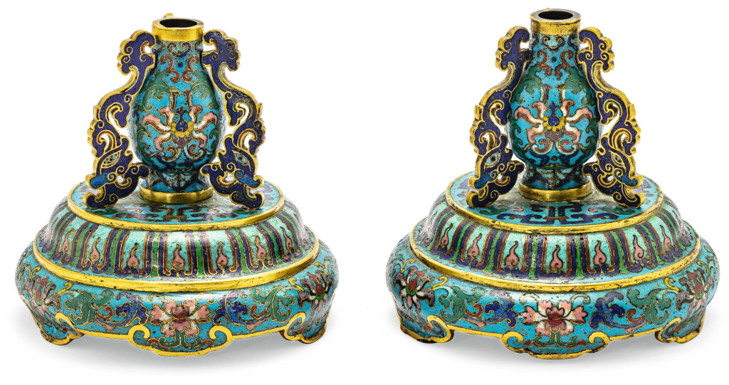 View full screen - View 1 of Lot 31. PAIRE DE BASES TRIPODES EN BRONZE DORÉ ET ÉMAUX CLOISONNÉS DYNASTIE QING, XVIIIE SIÈCLE | 清十八世紀 掐絲琺琅蓮紋底座一對 | A pair of gilt-bronze and cloisonné enamel tripod stands, Qing Dynasty, 18th century.