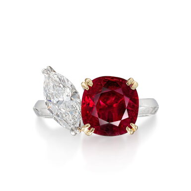 Voir en plein écran - Voir 1 du lot 1832. RUBY AND DIAMOND ‘TOI AND MOI’ RING | 4.52克拉 天然「緬甸」未經加熱紅寶石 配 1.19克拉 欖尖形 D色 鑽石 戒指.