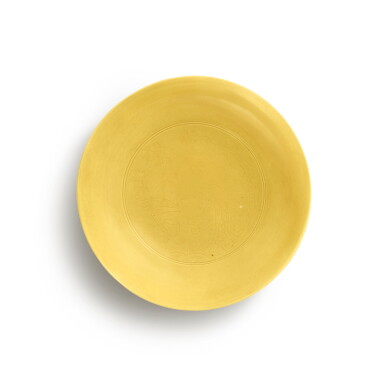 View full screen - View 1 of Lot 701. A rare incised yellow-glazed 'pine and crane' saucer dish, Mark and period of Yongzheng | 清雍正 黃釉暗花松鶴遐齡圖小盤 《大清雍正年製》款.