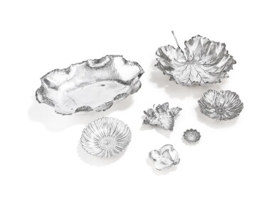 View full screen - View 1 of Lot 356. A set of Italian 7 silver leaves and flowers, Buccellati, Milan and Bologna, modern | Ensemble de 7 feuilles et fleurs en argent par Buccellati, Milan et Bologne, moderne.