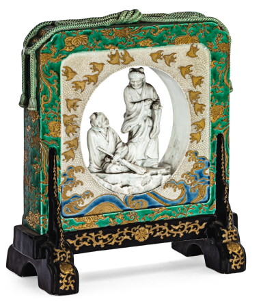 View full screen - View 1 of Lot 121. ECRAN DE TABLE EN PORCELAINE DE KUTANI JAPON, ÉPOQUE MEIJI | |日本 明治時期 九谷燒「尉と姥」屏 |A Kutani 'Jo and Uba' table screen, Japan, Meiji period.