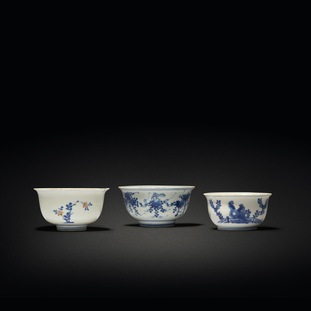 View full screen - View 1 of Lot 564. Three blue and white bowls, Late Ming dynasty | 明末 青花盌一組三件 《大明成化年製》仿款.