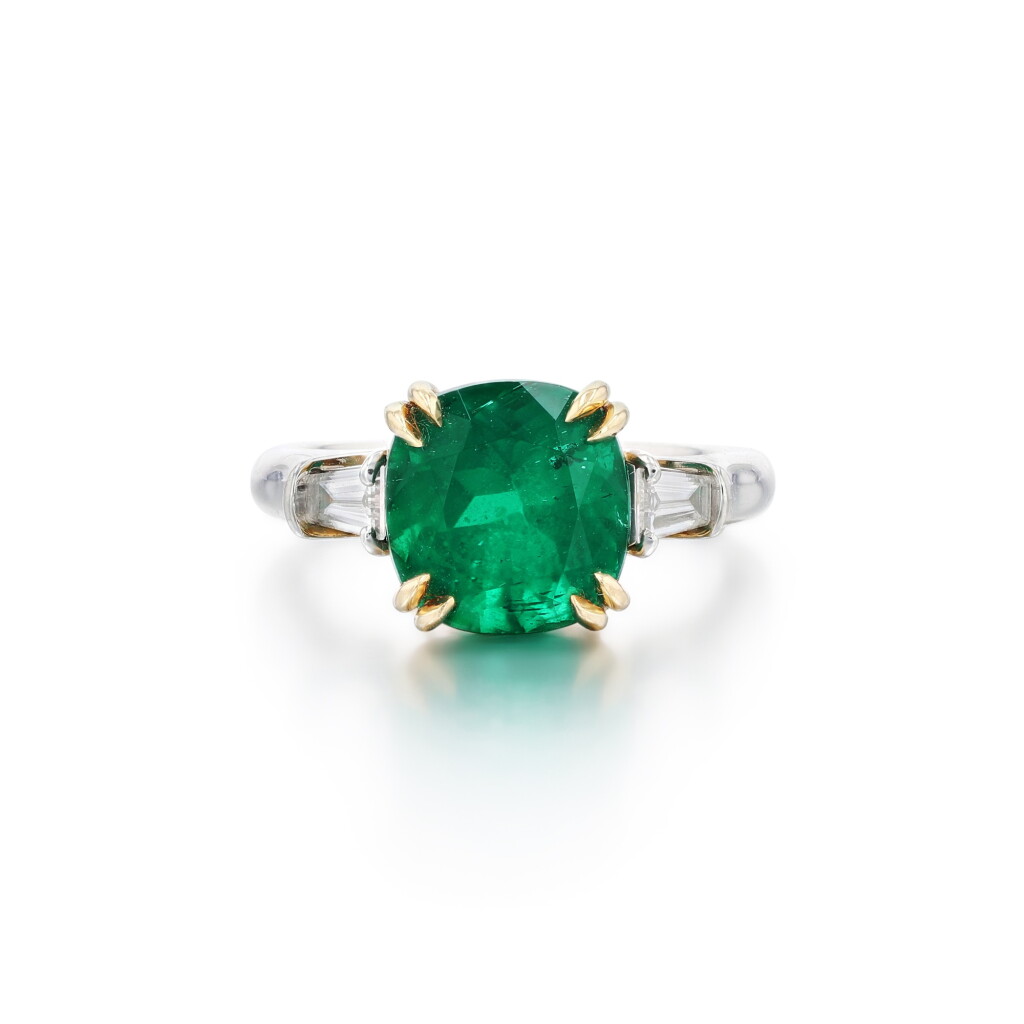 View full screen - View 1 of Lot 81. Bague émeraude et diamants | Emerald and diamond ring.